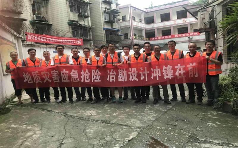 争分夺秒，，，，，，千里驰援陇南灾区