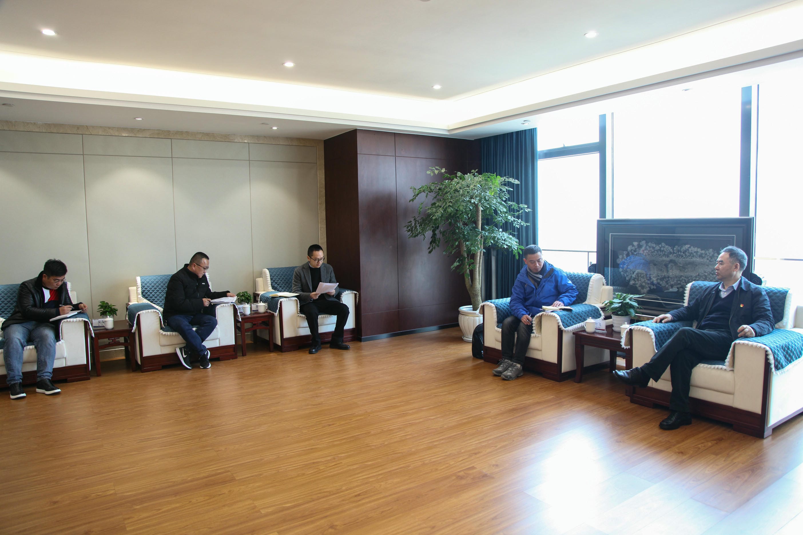 局党委召开脱贫攻坚座谈会_社会责任_外围正规开云登录_尊时凯龙有限责任公司
