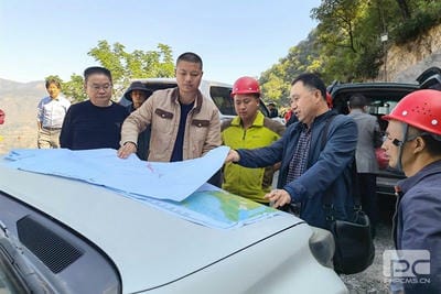 地矿集团董事长张劲松深入项目一线调研并检查指导野外事情_下层动态_外围正规开云登录_尊时凯龙有限责任公司