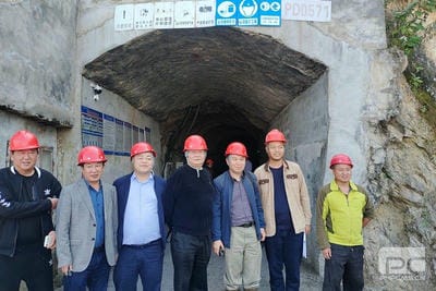 地矿集团董事长张劲松深入项目一线调研并检查指导野外事情_下层动态_外围正规开云登录_尊时凯龙有限责任公司